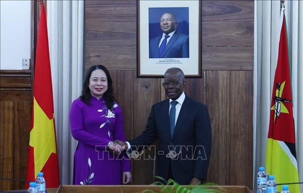 La Vice-Présidente vietnamienne Vo Thi Anh Xuân et le Premier ministre mozambicain Adriano Maleiane, à Maputo, le 11 septembre. Photo : VNA.
