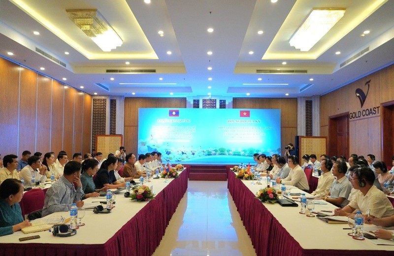 Conférence à mi-mandat sur la mise en œuvre de l'accord de coopération bilatérale pour la période 2021 - 2025 et de l'accord sur le plan de coopération pour 2023 du Comité de Coopération Vietnam - Laos. Photo : thoidai.com.vn