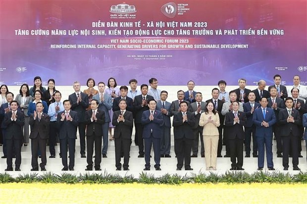 Le Président de l’AN, Vuong Dinh Huê, et des délégués, lors de l’ouverture du Forum socio-économique du Vietnam 2023. Photo: VNA