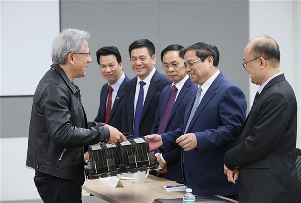 Le Premier ministre Pham Minh Chinh (2e, à droite) visite le fabricant américain de semi-conducteurs Nvidia. Photo : VNA.