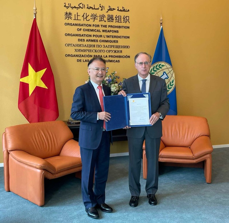 L’ambassadeur du Vietnam aux Pays-Bas, Ngô Huong Nam (à gauche) lors de la cé rémonie de présenter ses lettres de créance au directeur de l’OIAC. Photo : baoquocte.vn