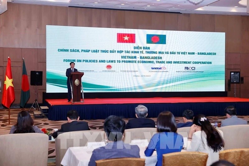 Le Président de l'AN du Vietnam, Vuong Dinh Huê, prend la parole lors du Forum. Photo : VNA.