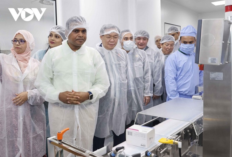 Le président de l'Assemblée nationale du Vietnam Vuong Dinh Hue visite le groupe Beximco - le groupe multi-industriel de premier rang du Bangladesh. Photo : VOV