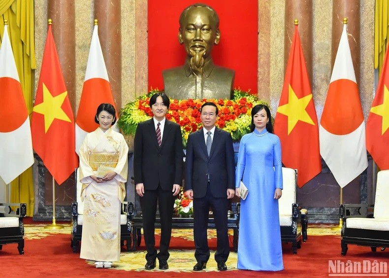 Le Président vietnamien, Vo Van Thuong (2f, à droite), et son épouse ont reçu le 22 septembre à Hanoï le Prince héritier Fumihito Akishino et la Princesse Kito du Japon, en visite officielle du 20 au 25 septembre au Vietnam. Photo : NDEL.