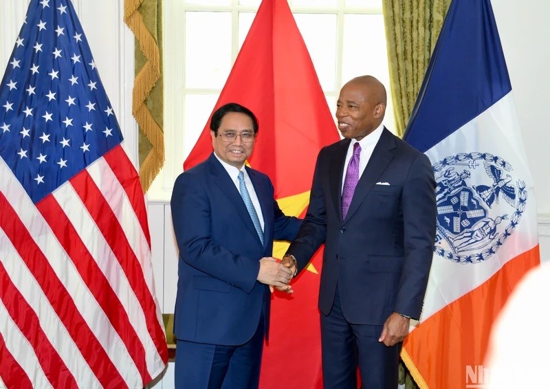 Le Premier ministre vietnamien, Pham Minh Chinh (à gauche) et le maire de New York, Eric Adams. Photo : VNA.