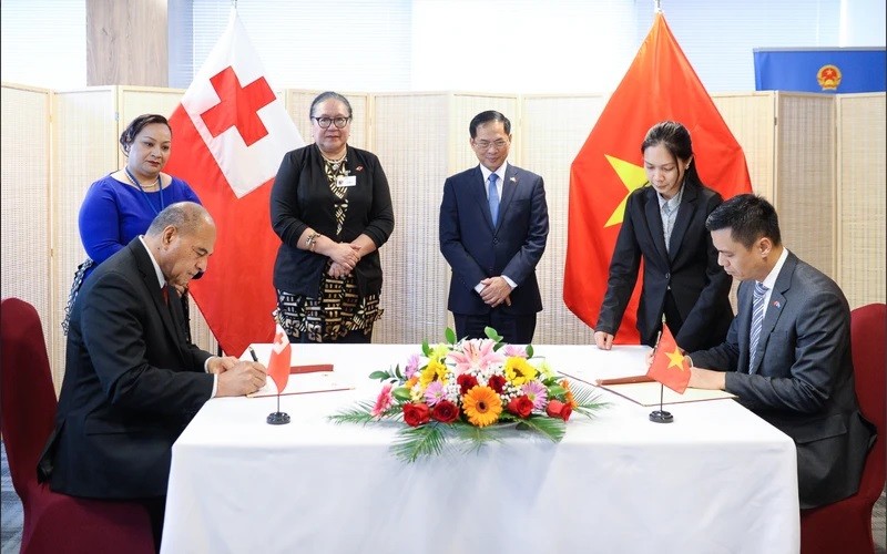 La signature sur l’établissement de relations diplomatiques entre le Vietnam et les Tonga. Photo : NDEL.