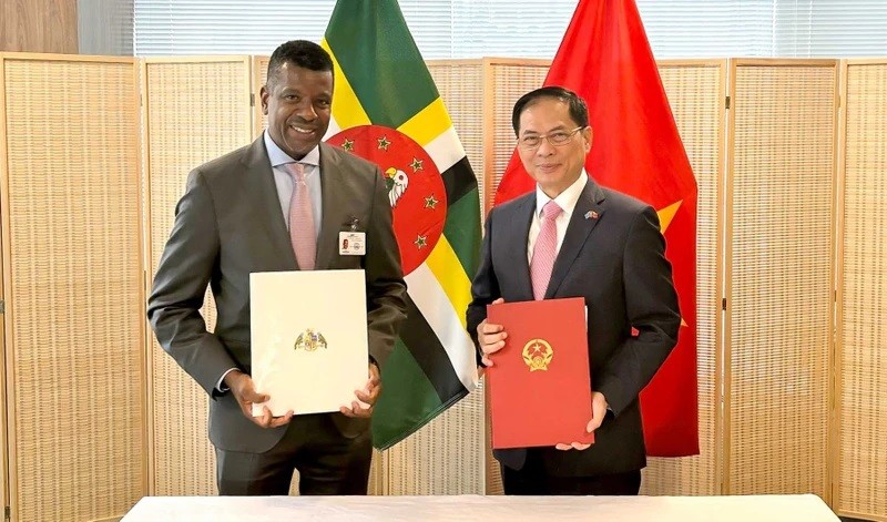 La signature de l’accord sur l’exemption de visa pour les titulaires de passeports diplomatiques et officiels entre le Vietnam et la Dominique. Photo : NDEL.