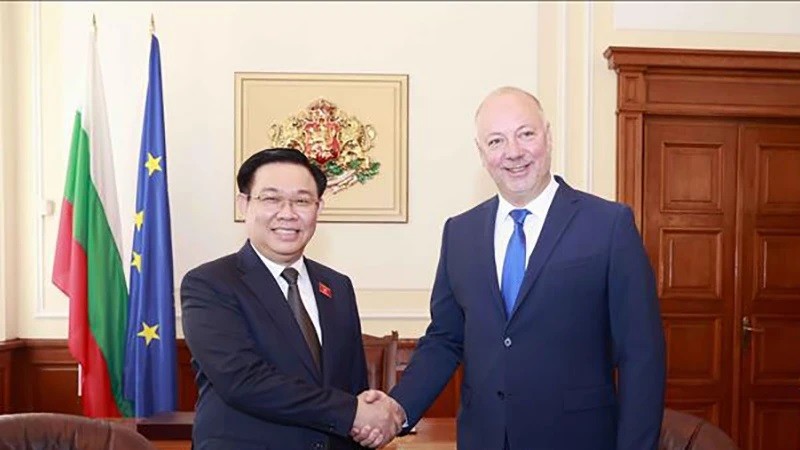 Le Président de l’Assemblée nationale vietnamienne, Vuong Dinh Huê (à gauche), et son homologue bulgare, Rosen Zhelyazkov, signent un protocole d’accord de coopération entre les deux organes législatifs. Photo : VNA.