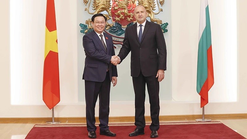 Le Président de l’Assemblée nationale vietnamienne, Vuong Dinh Huê (à gauche) et le Président bulgare, Roumen Radev. Photo : NDEL.