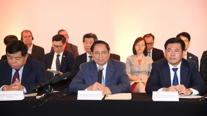 Le Premier ministre Pham Minh Chinh (au milieu) s’adressant à la rencontre d’affaires à São Paulo. Photo : NDEL.