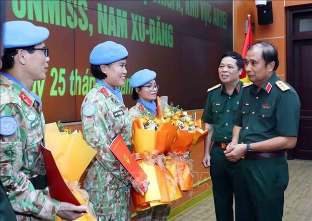 Le général de corps d’armée Phùng Si Tân et les trois officiers qui iront participer à la FISNUA et à la MINUSS. Photo : VNA.