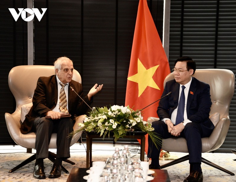 Le Président de l’Assemblée nationale, Vuong Dinh Huê (à droite) et le président de l’Association d’Amitié Bulgarie - Vietnam, Simeon Dimchev. Photo : VOV.