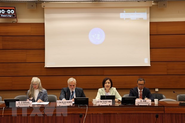 L'ambassadrice Lê Thi Tuyêt Mai, cheffe de la Mission de représentation permanente du Vietnam auprès de l'ONU, de l'OMC et d'autres organisations internationales à Genève (2e à droite) lors de la réunion. Photo : VNA