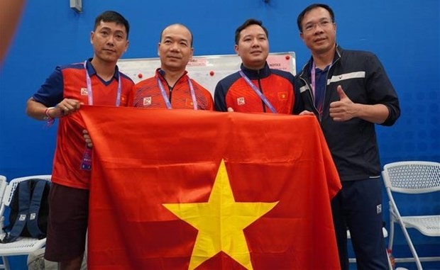 Le tireur Ngô Huu Vuong (2e à droite) a remporté le 25 septembre la première médaille d'argent du Vietnam aux 19es Jeux sportifs asiatiques (ASIAD 19)Photo : VNA.