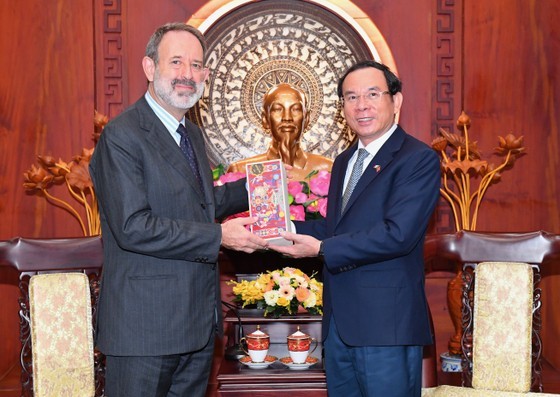 Le secrétaire du Comité du Parti de Hô Chi Minh-Ville, Nguyên Van Nên (à droite) et l’ambassadeur d’Italie au Vietnam, Marco Della Seta. Photo : sggp.org.vn