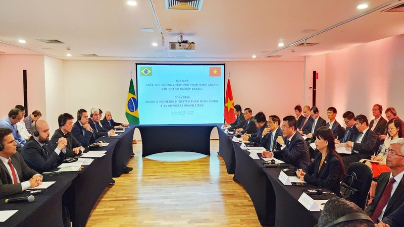Dialogue entre le Premier ministre vietnamien, Pham Minh Chinh, et le monde des affaires brésilien à Sao Paulo. Photo : VNA.