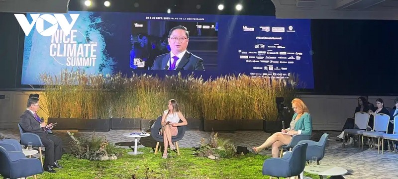 Trân Viêt Truong présente son intervention lors de la séance de discussion sur l'agriculture propre. Photo : VOV