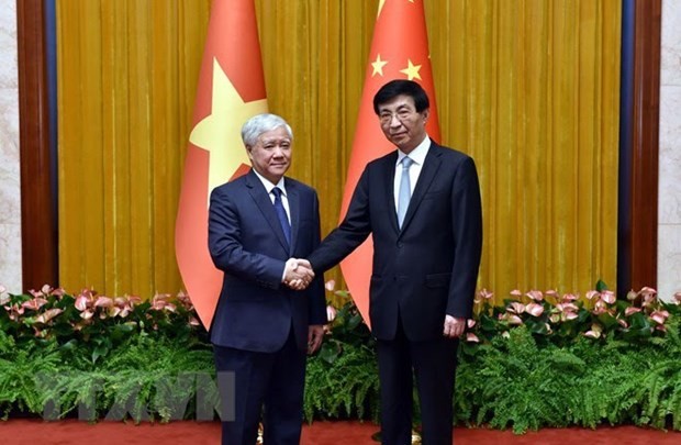 Dô Van Chiên, président du Comité central du Front de la Patrie du Vietnam (à gauche), et Wang Huning, président de la Conférence consultative politique du peuple chinois (CCPPC), lors de la visite de Dô Van Chiên en Chine en juillet 2023. Photo: VNA