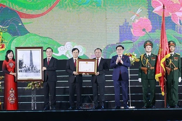 Le Président de l'AN, Vuong Dinh Huê, remet l'Ordre de l'Indépendance de deuxième classe aux autorités et à la population de Vinh. Photo: VNA