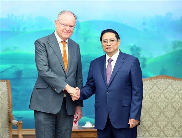 Le Premier ministre Pham Minh Chinh (à droite) et le ministre-président de Basse-Saxe, Stephan Weil. Photo : VNA.
