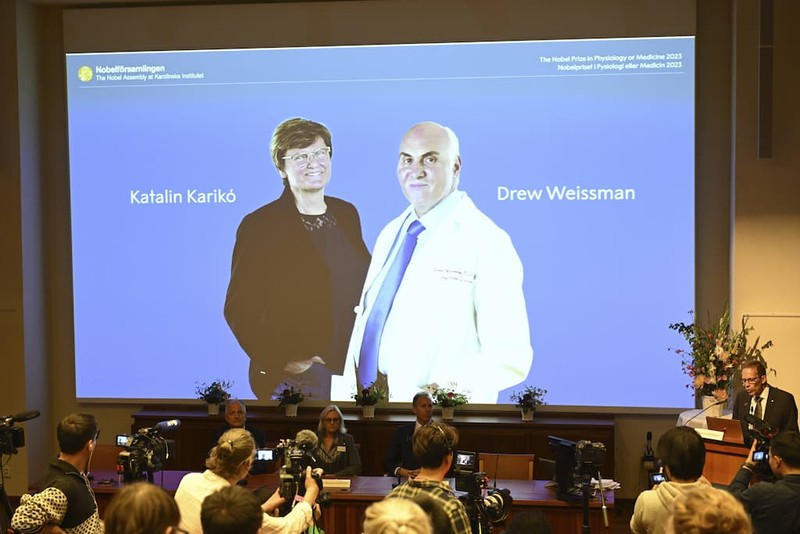 La Hongroise Katalin Kariko et l'Américain Drew Weissman, gagnant du prix Nobel de médecine 2023. © Jessica Gow/AP/SIPA