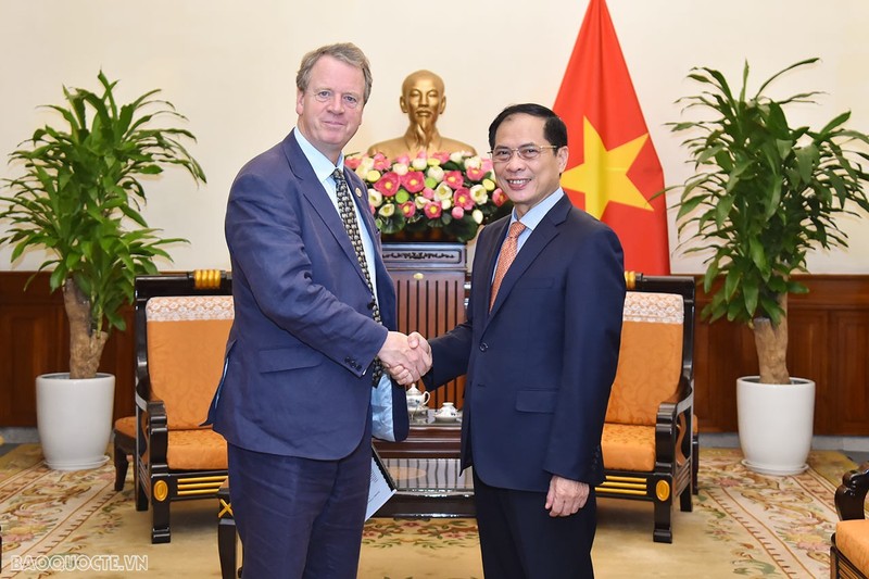 Le ministre vietnamien des Affaires étrangères, Bùi Thanh Son (à droite) et le secrétaire d’État britannique pour l’Écosse, Alister Jack, le 3 octobre à Hanoi. Photo : baoquocte.vn 