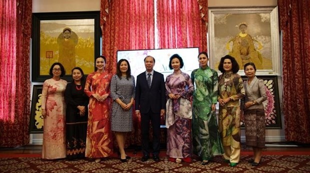 L'ambassadeur Nguyên Quôc Dung et les épouses des ambassadeurs de plusieurs pays lors de l'événement. Photo : VNA