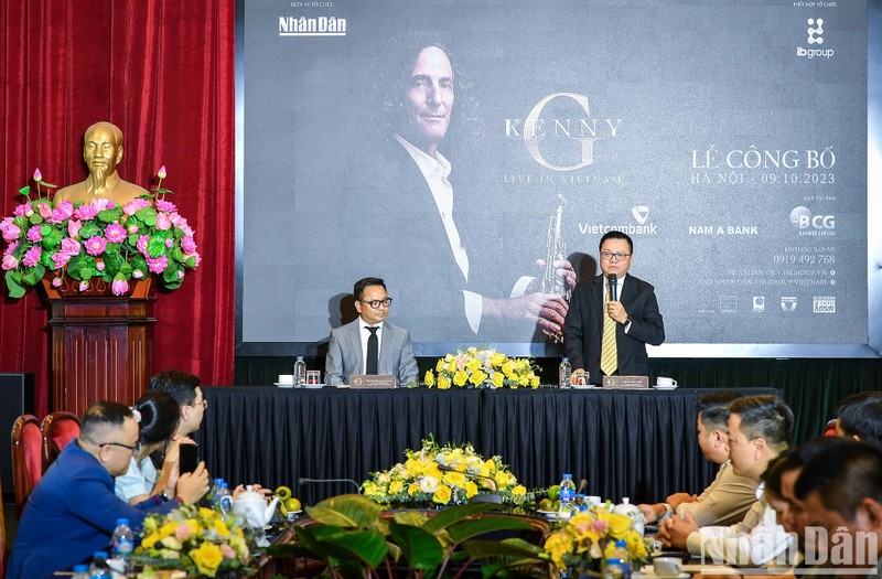 Le rédacteur en chef du journal Nhân Dân, Lê Quôc Minh (au micro) prend la parole lors de la conférence de presse sur le concert de Kenny G. Photo : NDEL. 