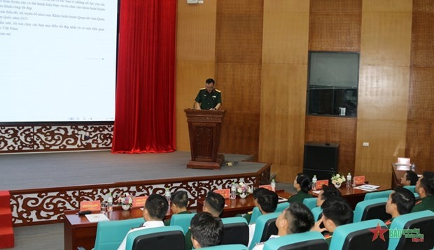 Le colonel Nguyên Ba Hung, directeur adjoint du Département vietnamien des opérations de maintien de la paix, prononce un discours lors de la cérémonie d'ouverture de cours de formation. Photo : qdnd.vn