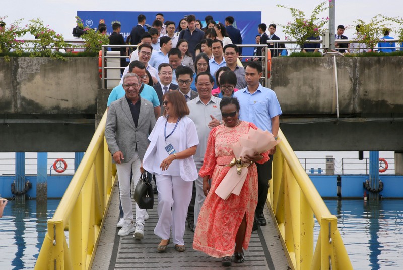 Des délégués de la 9e Conférence mondiale des jeunes parlementaires visitent la baie d'Ha Long. Photo : baoquangninh.vn