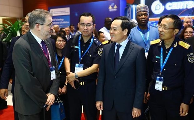 Le Vice-Premier ministre Trân Luu Quang (au milieu) à l'exposition technologique de l'Organisation mondiale des douanes 2023. Photo: VNA.