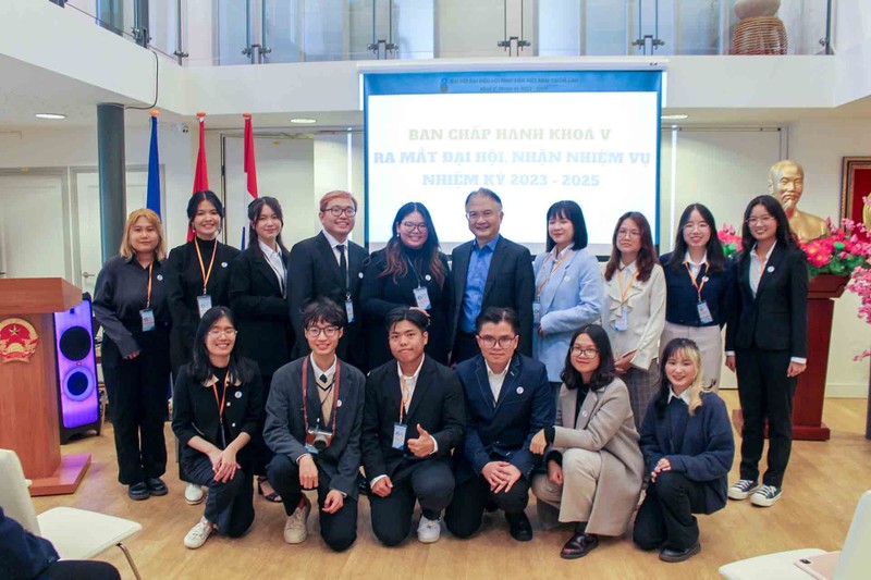 L'ambassadeur Ngô Huong Nam et les membres du nouveau comité exécutif de l'Association des étudiants vietnamiens aux Pays-Bas. Photo : baoquocte.vn 
