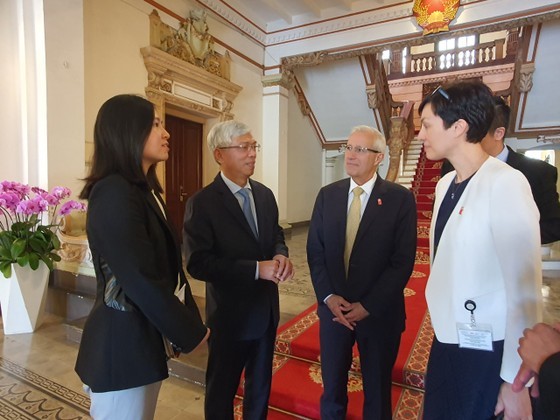 Le vice-président du Comité populaire de Hô Chi Minh-Ville, Vo Van Hoan et le ministre du Développement économique, de la Création d’emplois et du Commerce de la province de l’Ontario au Canada, Vic Fedeli, le 11 octobre dans la métropole du Sud. Photo : sggp.org.vn