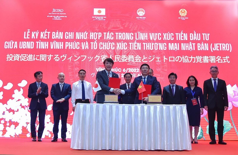 Cérémonie de signature d'un mémorandum de coopération entre le Comité populaire de la province de Vinh Phuc et l'Organisation japonaise du Commerce extérieur (JETRO). Photo : baoquocte.vn