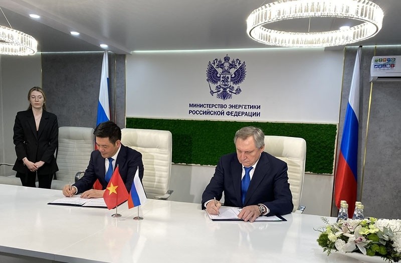 Le ministre vietnamien de l’Industrie et du Commerce, Nguyên Hông Diên, et le ministre russe de l’Énergie, Nikolai Grigorievich, signent les accords de coopération. Photo : VOV.