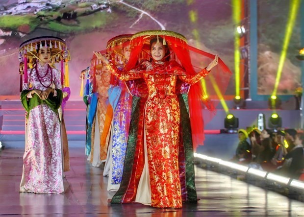 Un défilé d’áo dài lors du Festival touristique de l'áo dài de Hanoï 2022. Photo : VNA.