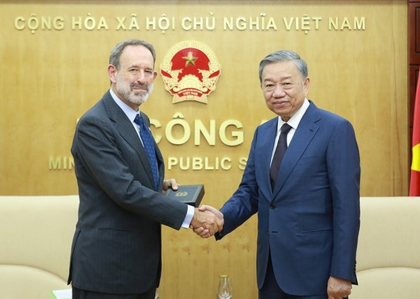 Le ministre de la Sécurité publique, Tô Lâm (à droite), et le nouvel ambassadeur d'Italie au Vietnam, Marco Della Seta. Photo : VNA.