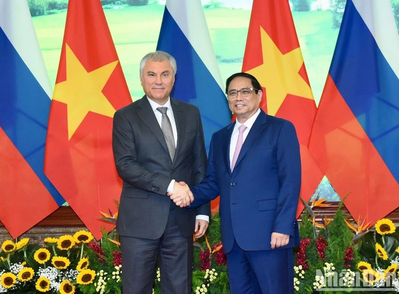 Le Premier ministre vietnamien, Pham Minh Chinh (à droite) et le Président de de la Douma russe, Viatcheslav Victorovitch Volodin. Photo : NDEL.