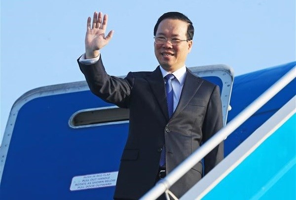 Le Président vietnamien, Vo Van Thuong, quitte l'aéroport de Nôi Bài, en banlieue de la capitale Hanoi. Photo : VNA.