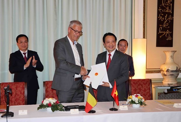 Le président de BVA, Andries Gryffroy (à gauche) et le vice-président du VCCI Nguyên Quang Vinh signent un protocole d'accord sur la coopération en matière de soutien aux entreprises des deux pays lors de la réunion à Bruxelles le 18 octobre. Photo : VNA.