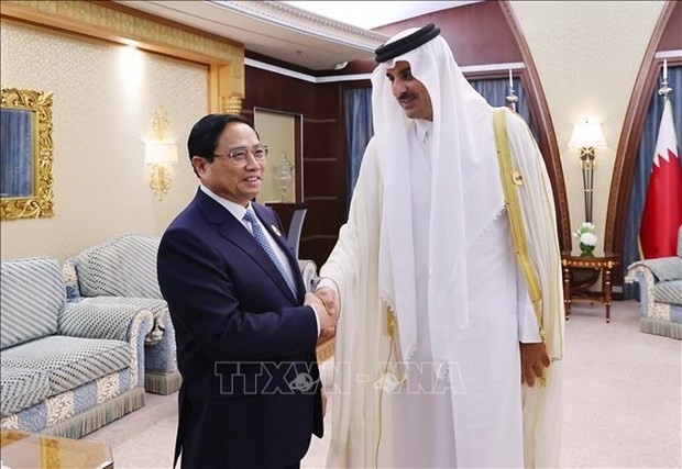 Le Premier ministre Pham Minh Chinh (à gauche) et l'émir du Qatar, Cheikh Tamim bin Hamad al-Thani. Photo : VNA