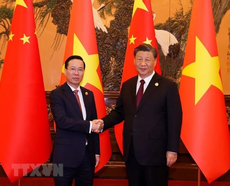 Le Président vietnamien Vo Van Thuong (à gauche) et le Secrétaire général et Président chinois Xi Jinping se serrent la main. Photo : VNA