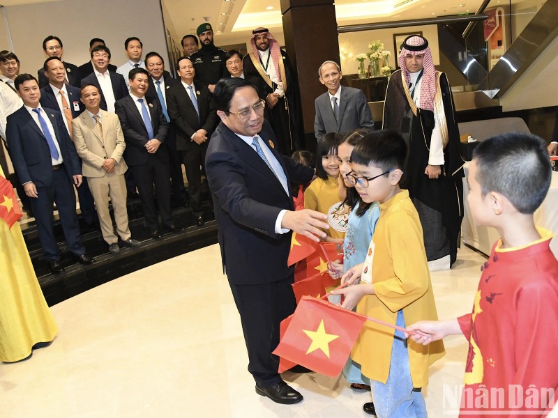 Le Premier ministre Pham Minh Chinh lors de sa rencontre avec le personnel de l’ambassade du Vietnam et des représentants de la communauté vietnamienne en Arabie saoudite. Photo: NDEL