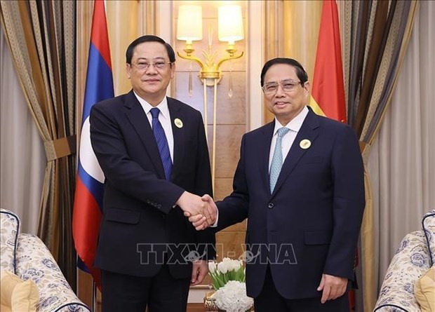 Le Premier ministre Pham Minh Chinh (à droite) et son homologue laotien Sonexay Siphandone. Photo : VNA