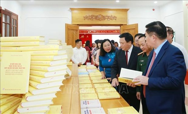 Lancement du livre du SG du Parti sur la détermination à réaliser avec succès la résolution du 13e Congrès du Parti. Photo : VNA