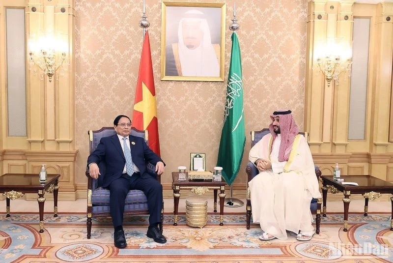 Le Premier ministre Pham Minh Chinh (à gauche) s'entretient le 20 octobre avec le prince héritier et Premier ministre saoudien Mohammed ben Salmane. Photo : VNA