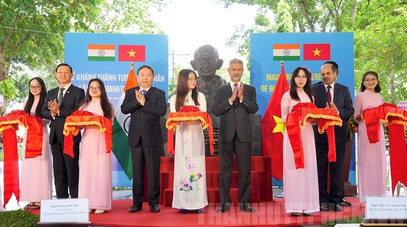 Cérémonie d’inauguration du buste du leader indien Mahatma Gandhi à Hô Chi Minh-Ville. Photo : sggp.org.vn