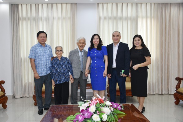 Lê Thi Thu Hang, vice-ministre des Affaires étrangères reçoit le professeur Trân Thanh Vân et son épouse, la professeure Lê Kim Ngoc. Photo : thoidai.com.vn