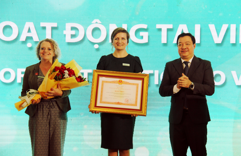 Cérémonie de remise du certificat de mérite décerné au VVOB pour sa contribution exceptionnelle à l’éducation au Vietnam. Photo : thoidai.com.vn