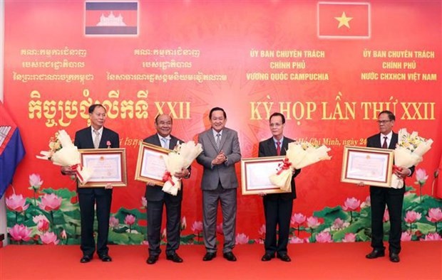 Le général de corps d'armée Vo Minh Luong remet l'Ordre de l'Amitié du Président de la République socialiste du Vietnam à quatre individus du Cambodge. Photo: VNA